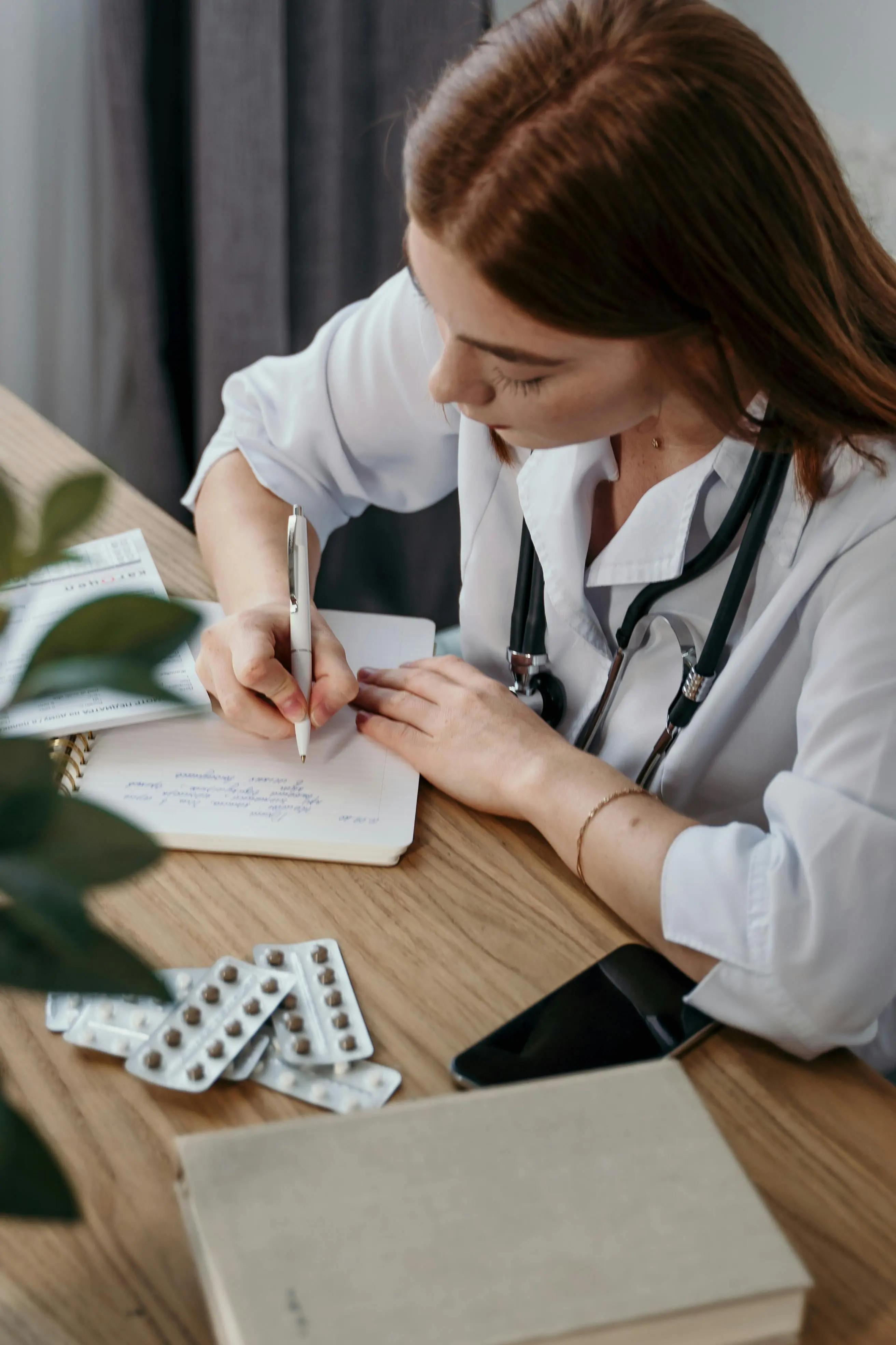 Estudiante con libros y notas médicas