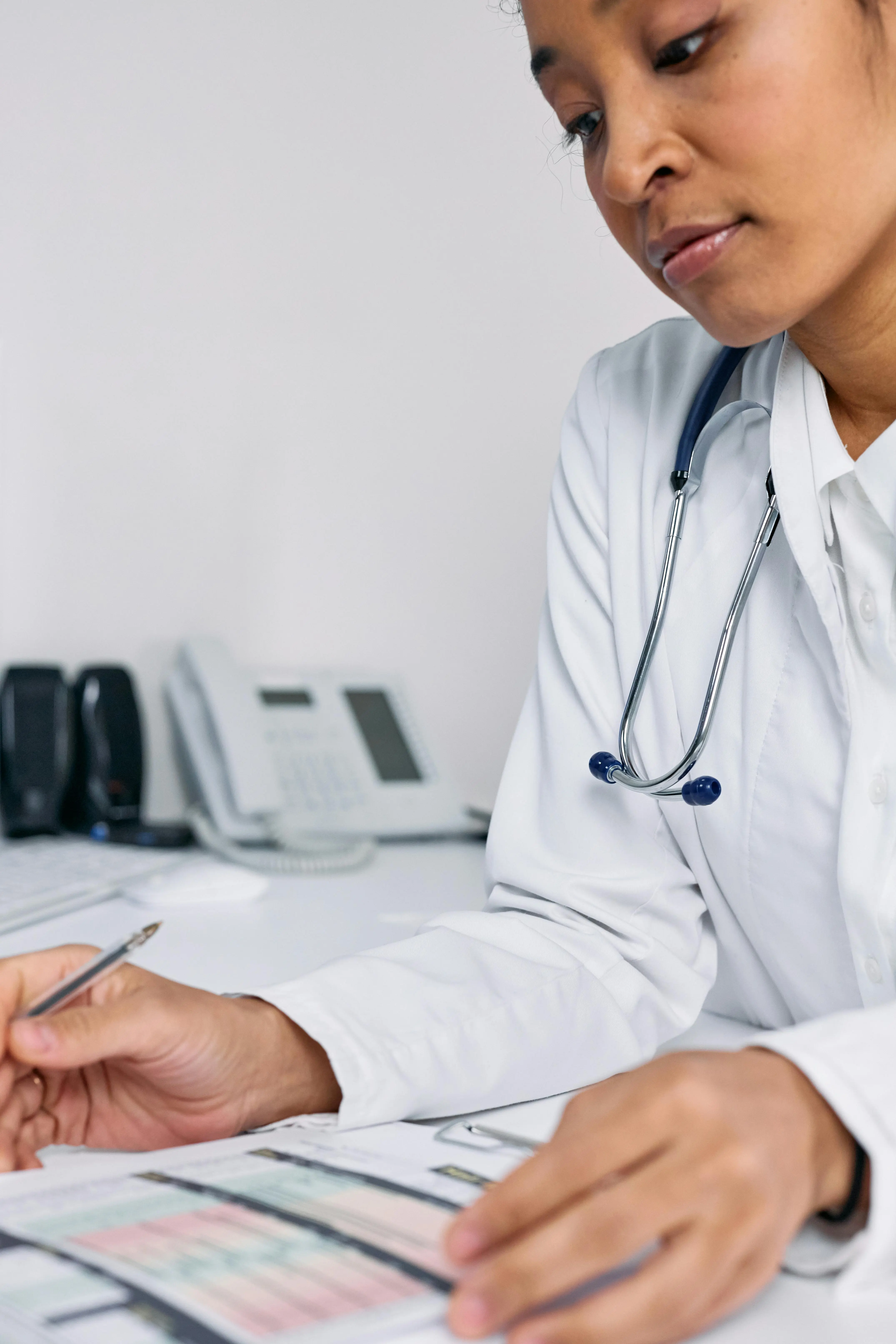 Médico revisando historial clínico