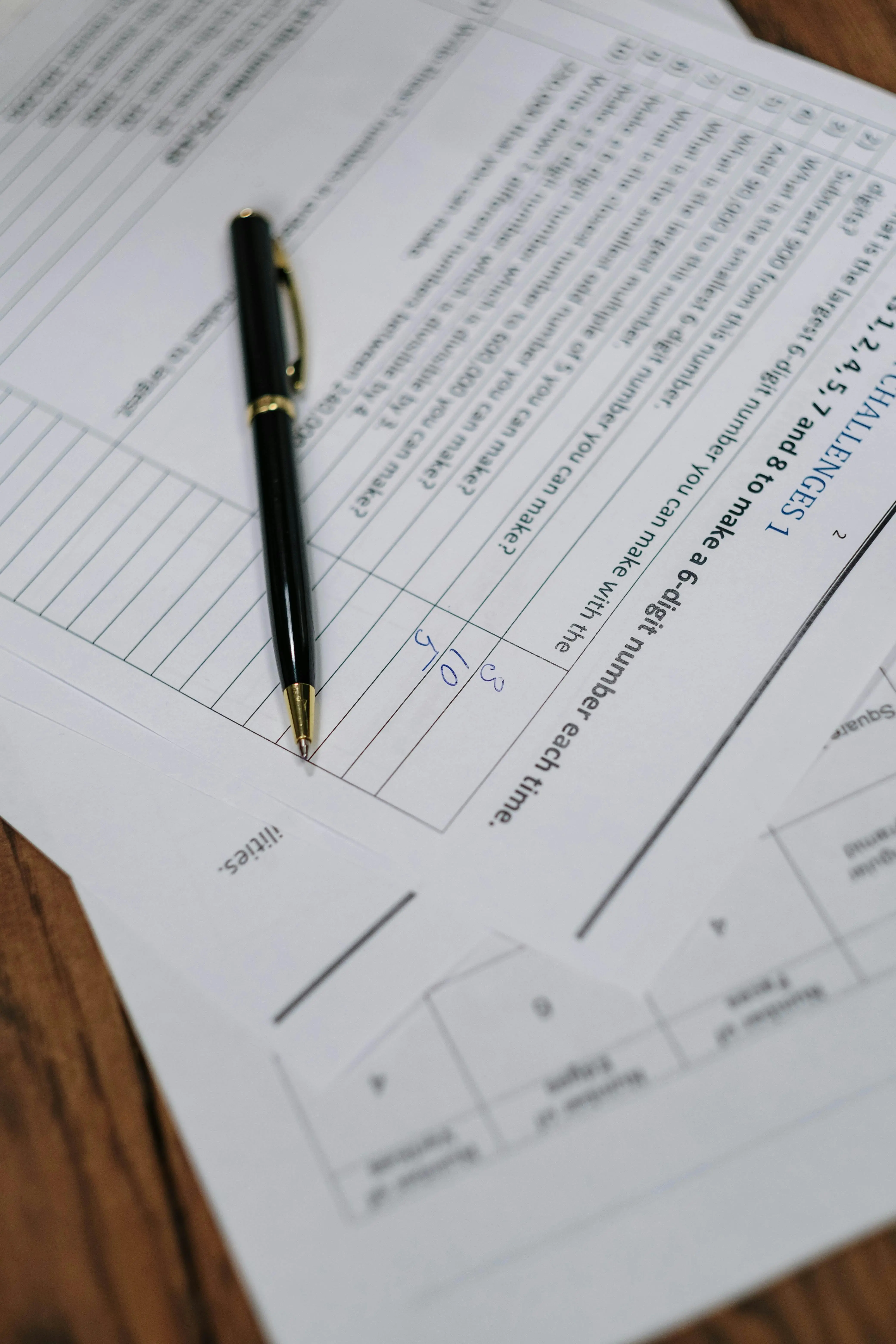 Examen escrito sobre escritorio
