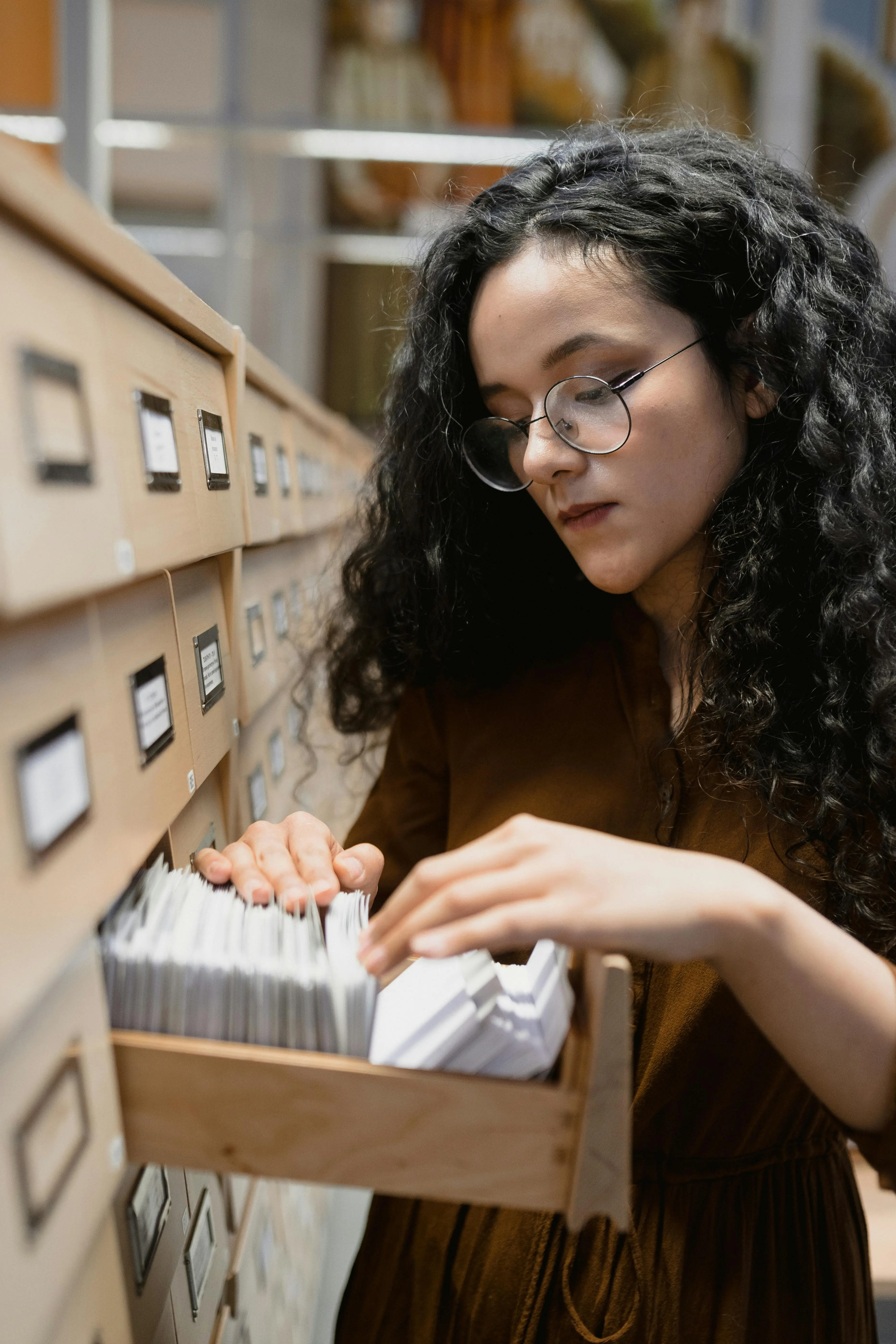 Manos sosteniendo tarjetas de estudio