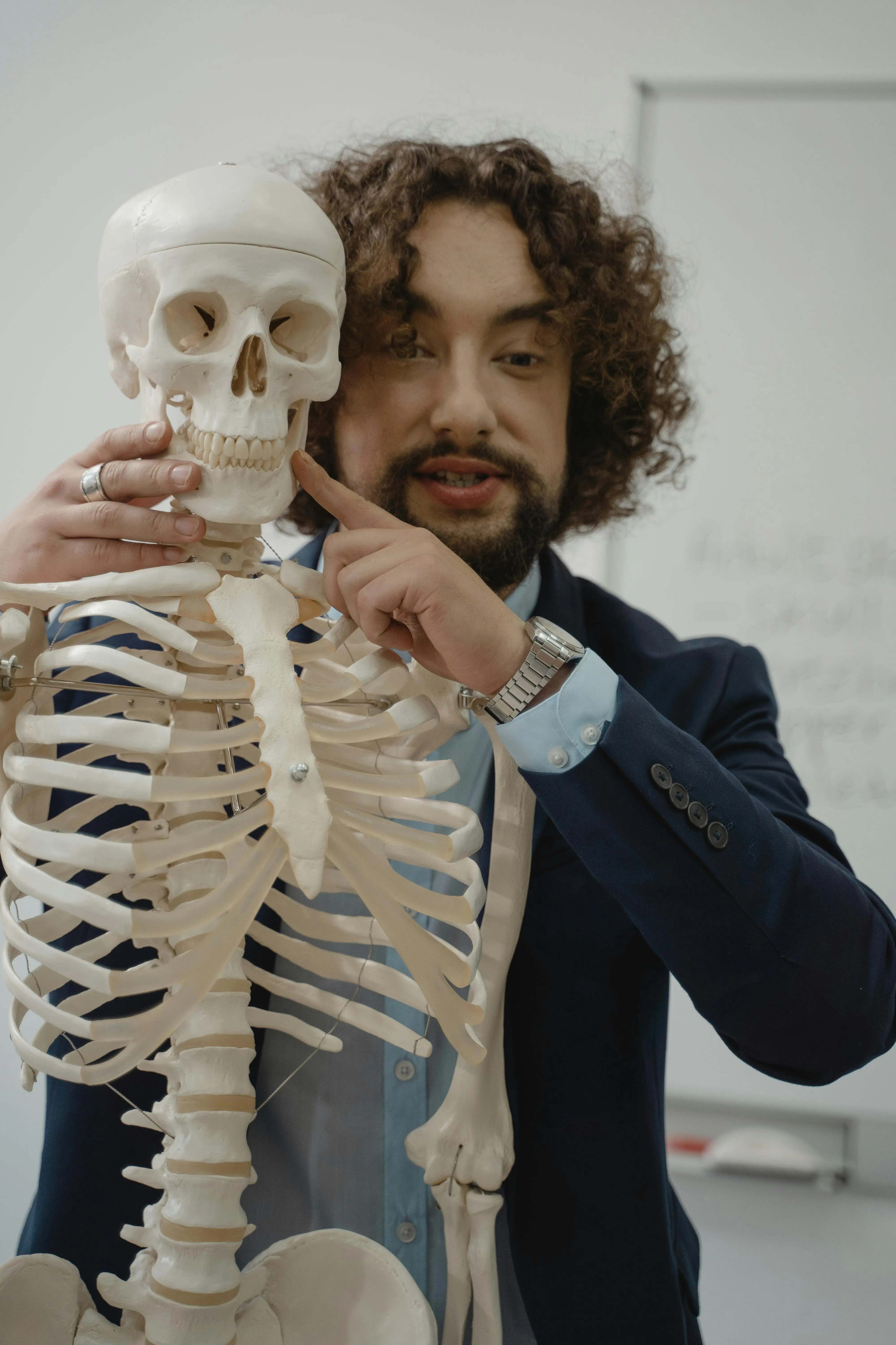 Profesor explicando anatomía