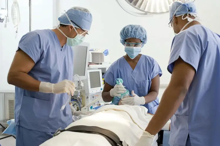 Equipo médico realizando una intervención quirúrgica